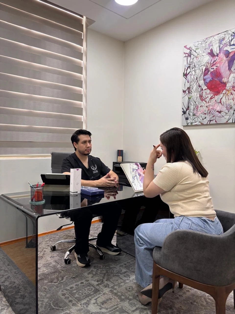El Dr. Nou escucha las inquietudes de una paciente en el consultorio