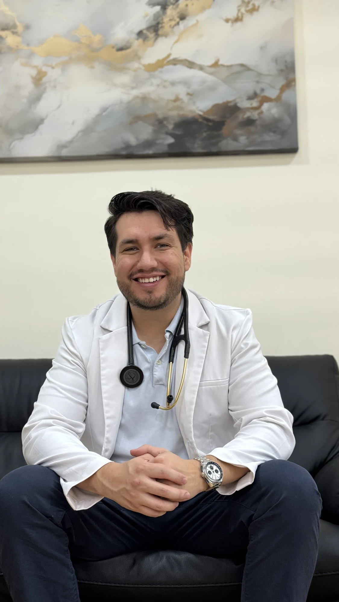 Dr. Noulan Fernández, sonriendo en su consultorio