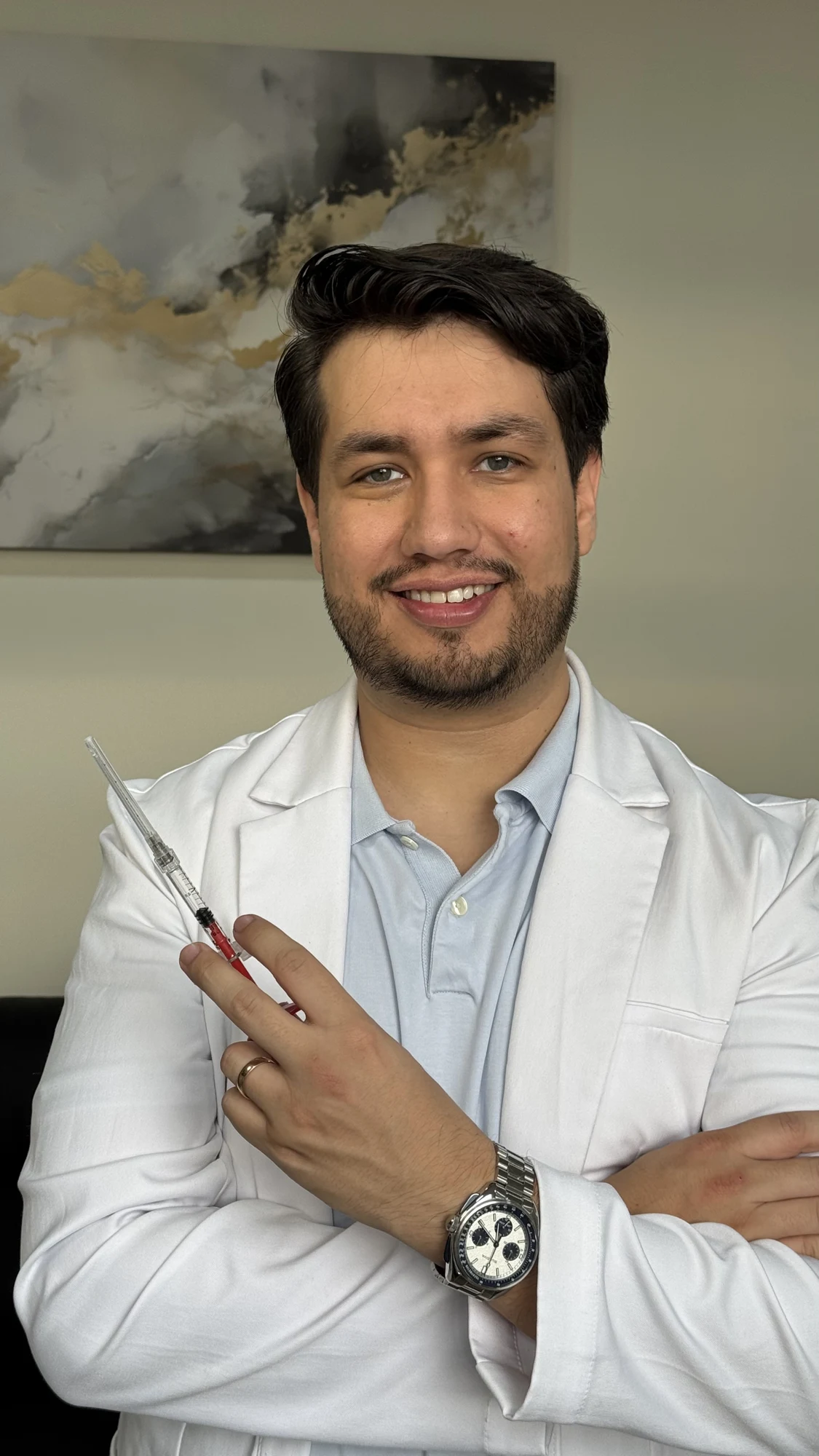Retrato del Dr. Noulan A. Fernández Valencia con bata médica